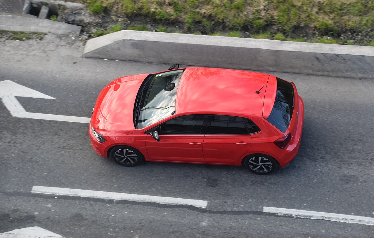 Fotografía ilustrativa de un Volkswagen Polo rojo visto desde arriba y de lado